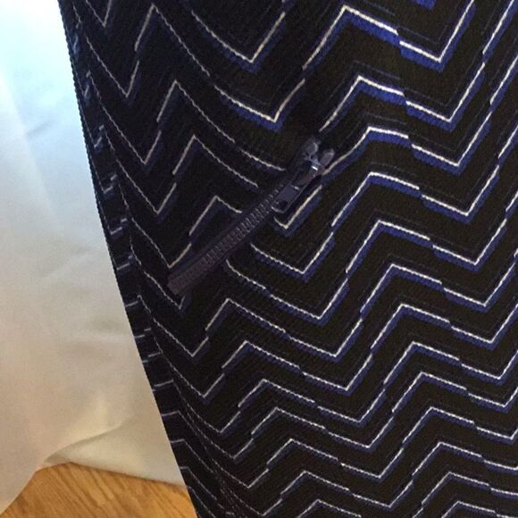 MADISON LEIGH dress in size 6 in chevron pattern - Picture 4 of 8